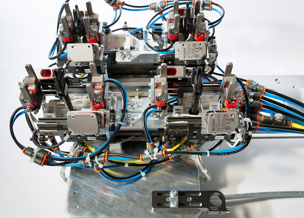 MedTec application 4 nest with integrate change of format in Y and Z after the gripping of the parts